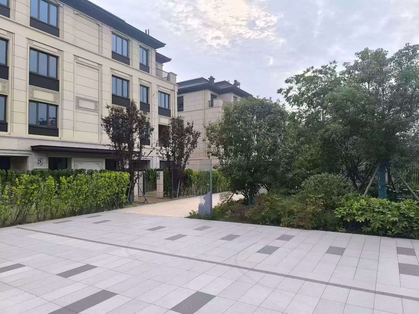 鹰潭 芝麻白与芝麻白搭配铺装，尺寸1200*600