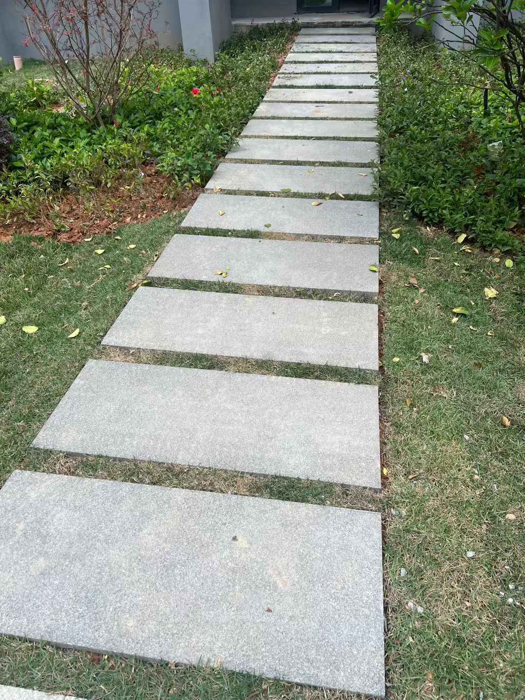 鹰潭 芝麻黑小区踏步、汀步石铺装效果