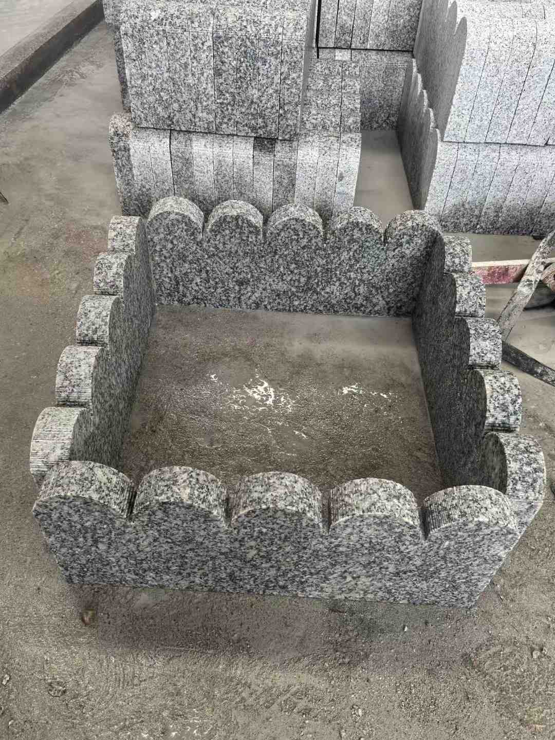 鹰潭 花边石、花坛围栏石、花池界石、菜园栅栏石、镶边石、波浪状界石介绍