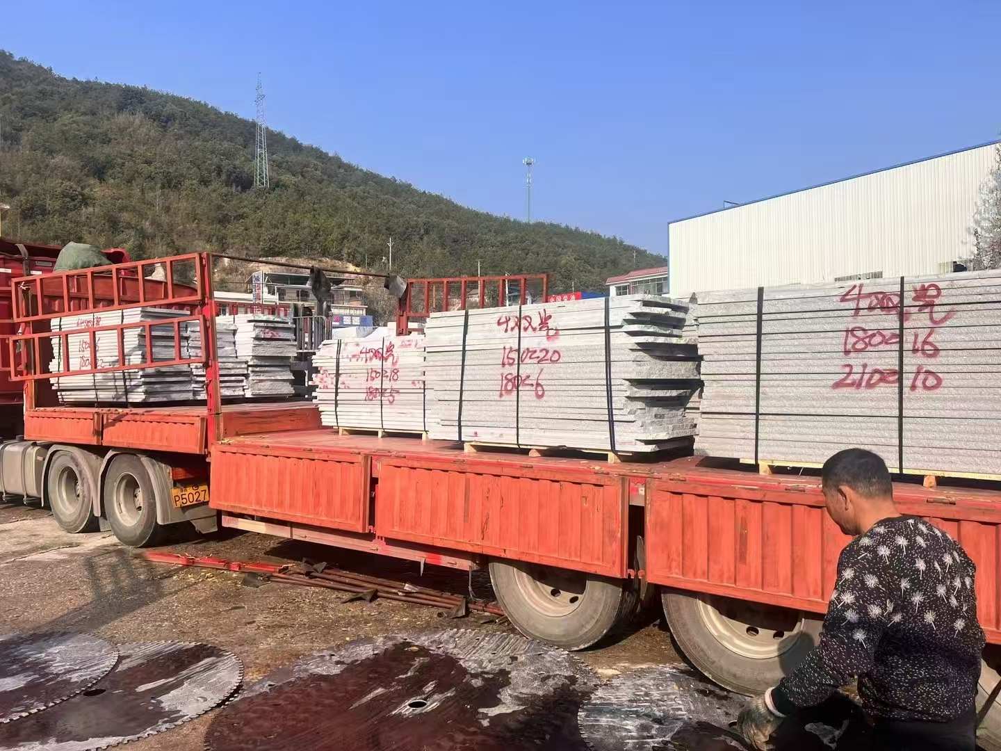 鹰潭 芝麻灰花岗岩光面毛板出货日常